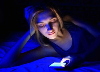 La luz azul de dispositivos electrónicos acelera el envejecimiento de la piel