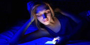 La luz azul de dispositivos electrónicos acelera el envejecimiento de la piel