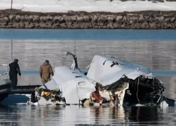 Recuperan las principales piezas del avión y helicóptero que colisionaron en Washington