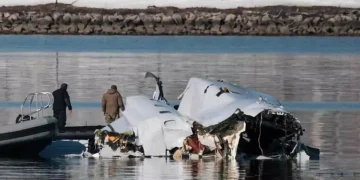 Recuperan las principales piezas del avión y helicóptero que colisionaron en Washington