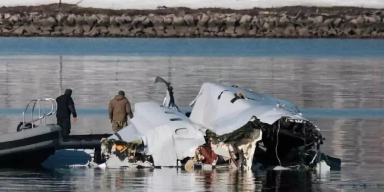 Recuperan las principales piezas del avión y helicóptero que colisionaron en Washington