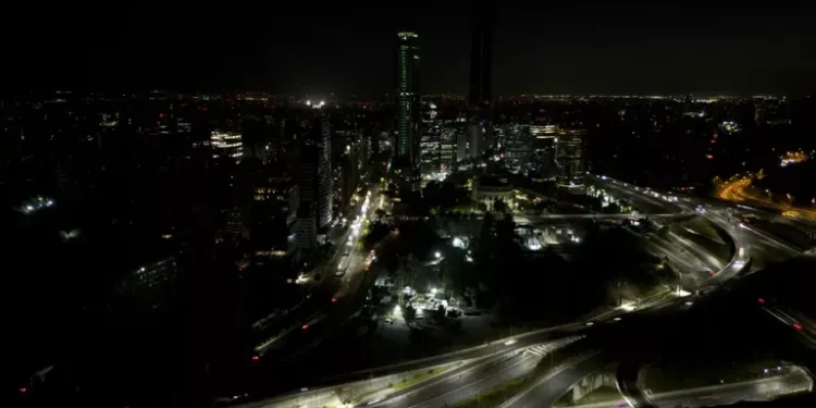 Tras el apagón masivo que afectó a millones de usuarios, regresó la luz y Chile recupera la normalidad