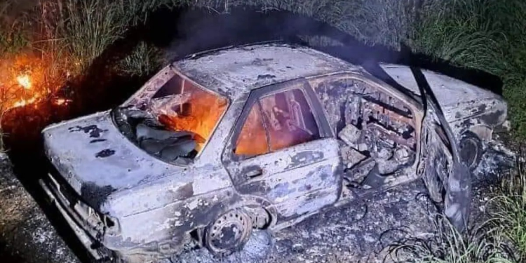 Hallan en vehículo dos cuerpos calcinados en Loma Miranda