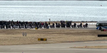 Recuperan restos de 55 de las 67 víctimas de accidente aéreo en Washington D.C.