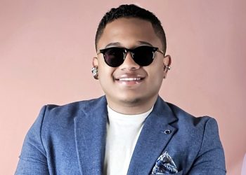 Comunicador Christopher Peña recibe reconocimiento como talento destacado en la Gala Joven 2025