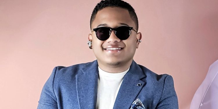 Comunicador Christopher Peña recibe reconocimiento como talento destacado en la Gala Joven 2025