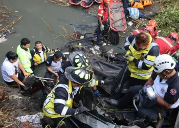 Trabajadores y estudiantes, entre los más de 50 muertos en el accidente de un bus en Guatemala