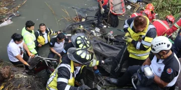 Trabajadores y estudiantes, entre los más de 50 muertos en el accidente de un bus en Guatemala