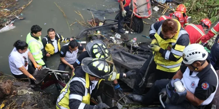 Trabajadores y estudiantes, entre los más de 50 muertos en el accidente de un bus en Guatemala