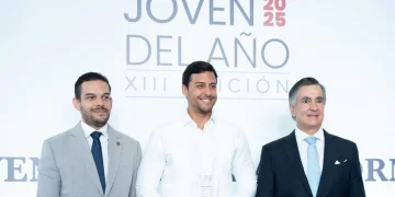 Raymond Rodríguez recibe reconocimiento como “Joven del Año” por sus aportes a nobles causas sociales