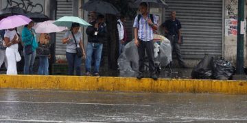 Ambiente lluvioso en varias provincias por cercanía de sistema frontal y vaguada
