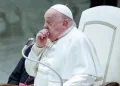 El papa Francisco fue hospitalizado para tratar una persistente bronquitis