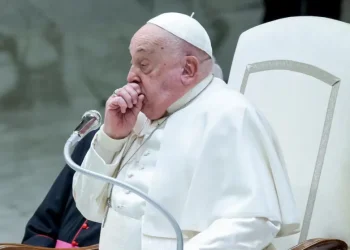 El papa Francisco fue hospitalizado para tratar una persistente bronquitis