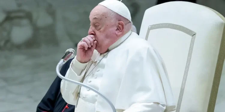 El papa Francisco fue hospitalizado para tratar una persistente bronquitis