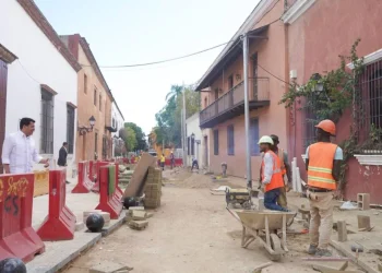 Collado da primer picazo para la reconstrucción de calles en la Ciudad Colonial