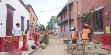 Collado da primer picazo para la reconstrucción de calles en la Ciudad Colonial
