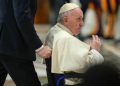 El papa pasa una noche "tranquila" y continúa en tratamiento