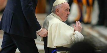 El papa pasa una noche "tranquila" y continúa en tratamiento