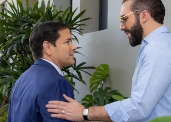 Rubio y Bukele acuerdan deportar a El Salvador a cualquier migrante que cometa crímenes en EE. UU.