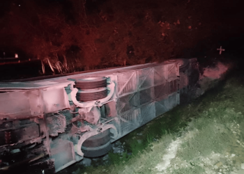 Accidente de autobús tras chofer perder el control por conducir a alta velocidad en La Romana