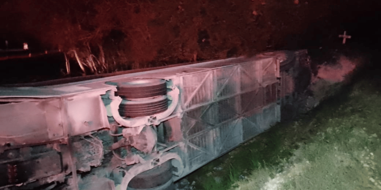 Accidente de autobús tras chofer perder el control por conducir a alta velocidad en La Romana