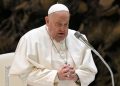 El papa interrumpe la lectura de su homilía por «dificultades en la respiración»