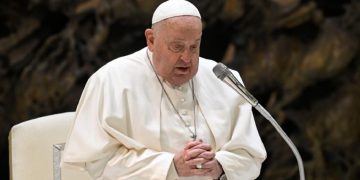 El papa interrumpe la lectura de su homilía por «dificultades en la respiración»