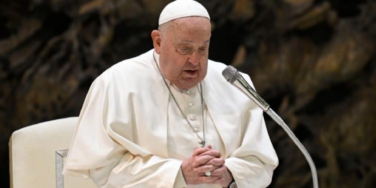 El papa interrumpe la lectura de su homilía por «dificultades en la respiración»