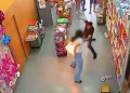 Celular explota en el bolsillo de una mujer mientras hace compras