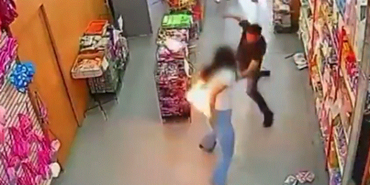 Celular explota en el bolsillo de una mujer mientras hace compras