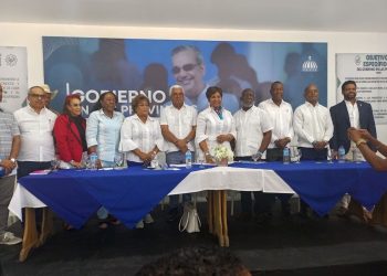 Vicealcaldesa de Boca Chica pide al presidente Abinader pavimentar calles del municipio