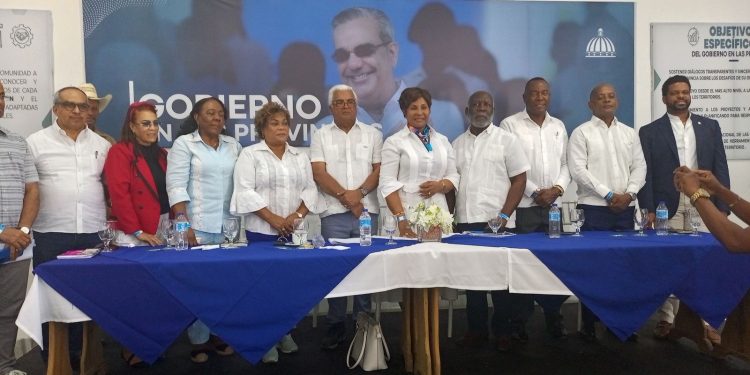 Vicealcaldesa de Boca Chica pide al presidente Abinader pavimentar calles del municipio