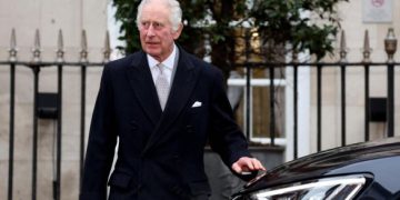 Carlos III sale del hospital tras ser ingresado por su tratamiento contra el cáncer