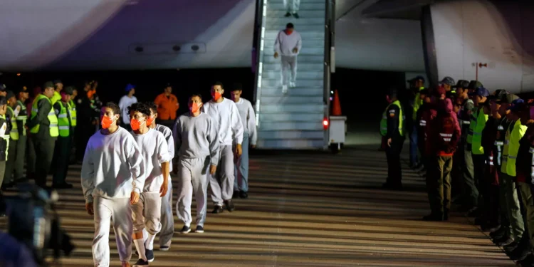 Llegan a Venezuela 199 inmigrantes deportados de EE.UU. tras un nuevo acuerdo