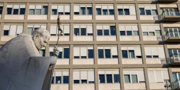 El Papa pasa "tranquila" la noche en hospital después de que confirmaran su mejoría