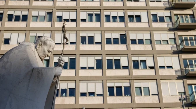 El Papa pasa "tranquila" la noche en hospital después de que confirmaran su mejoría