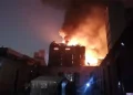 Voraz incendio en Cercado de Lima: Bomberos luchan por apagar fuego tras cerca de 12 horas