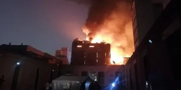 Voraz incendio en Cercado de Lima: Bomberos luchan por apagar fuego tras cerca de 12 horas