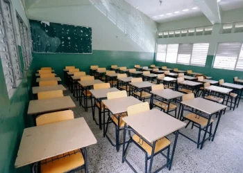 Denuncian conserjes de varias escuelas en Las Terrenas no cobran desde hace dos meses