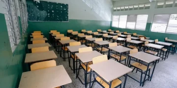 Denuncian conserjes de varias escuelas en Las Terrenas no cobran desde hace dos meses