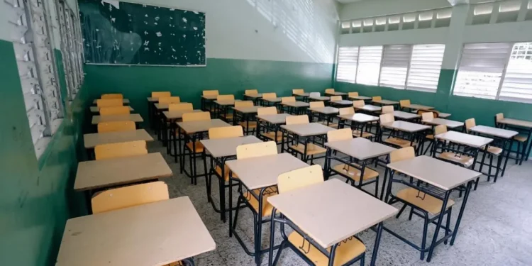 Denuncian conserjes de varias escuelas en Las Terrenas no cobran desde hace dos meses