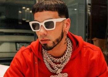 Entre risa Anuel AA niega hospitalización por supuesta infección por tatuaje