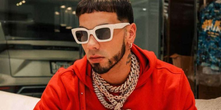 Entre risa Anuel AA niega hospitalización por supuesta infección por tatuaje