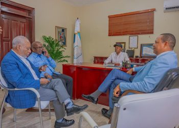 Alcalde Ramón Candelaria respalda llamado de PROCONSUMIDOR y exige compromiso empresarial en la regularización de la playa de Boca Chica