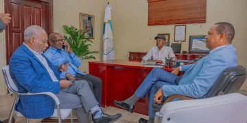 Alcalde Ramón Candelaria respalda llamado de PROCONSUMIDOR y exige compromiso empresarial en la regularización de la playa de Boca Chica