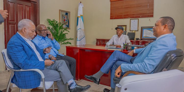 Alcalde Ramón Candelaria respalda llamado de PROCONSUMIDOR y exige compromiso empresarial en la regularización de la playa de Boca Chica