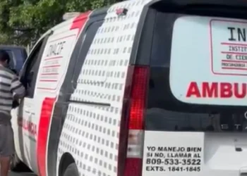 Arrollan motociclista y lo dejan muerto en el pavimento