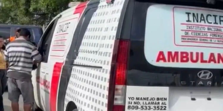 Arrollan motociclista y lo dejan muerto en el pavimento