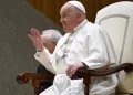 El Vaticano informó que el papa Francisco tuvo una noche “tranquila” y que está descansando