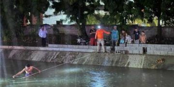 Defensa Civil busca a menor arrastrado por canal de riego tras accidente en Santiago